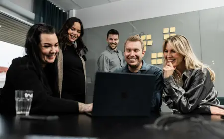 Flera utvecklare vid laptop