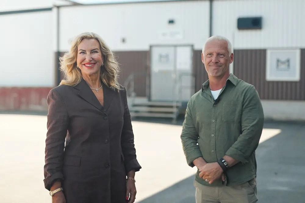 Två medarbetare på Meson Group som står bredvid varandra och ser glada ut 