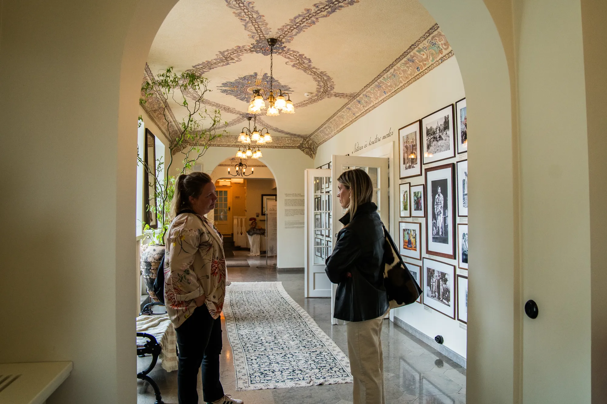 Maria Höjer och Mirjam Lewin i Villa Abelin, omgivna av restaurerade originalmålningar