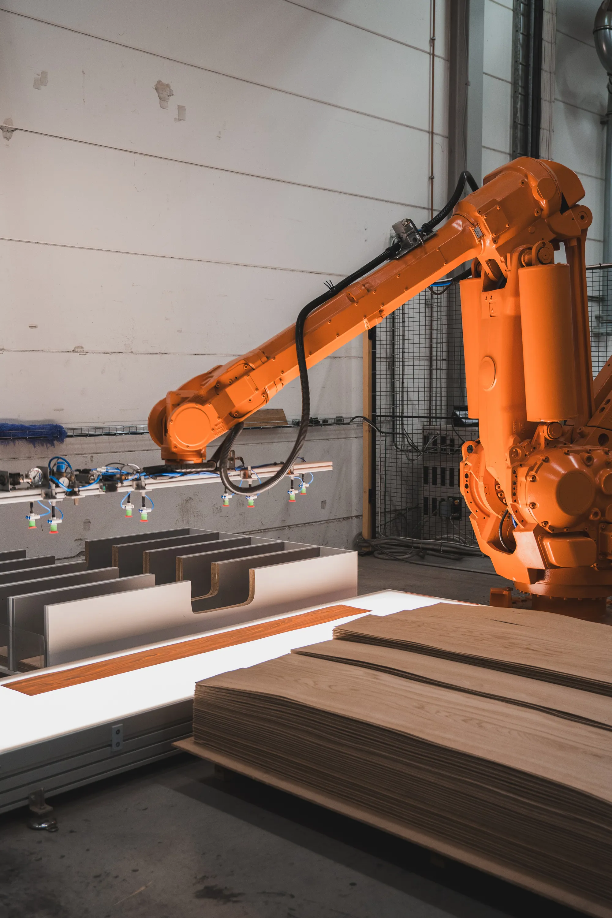 Robot i Golvabias produktion som säkerställer kvalitet på golvprodukterna.