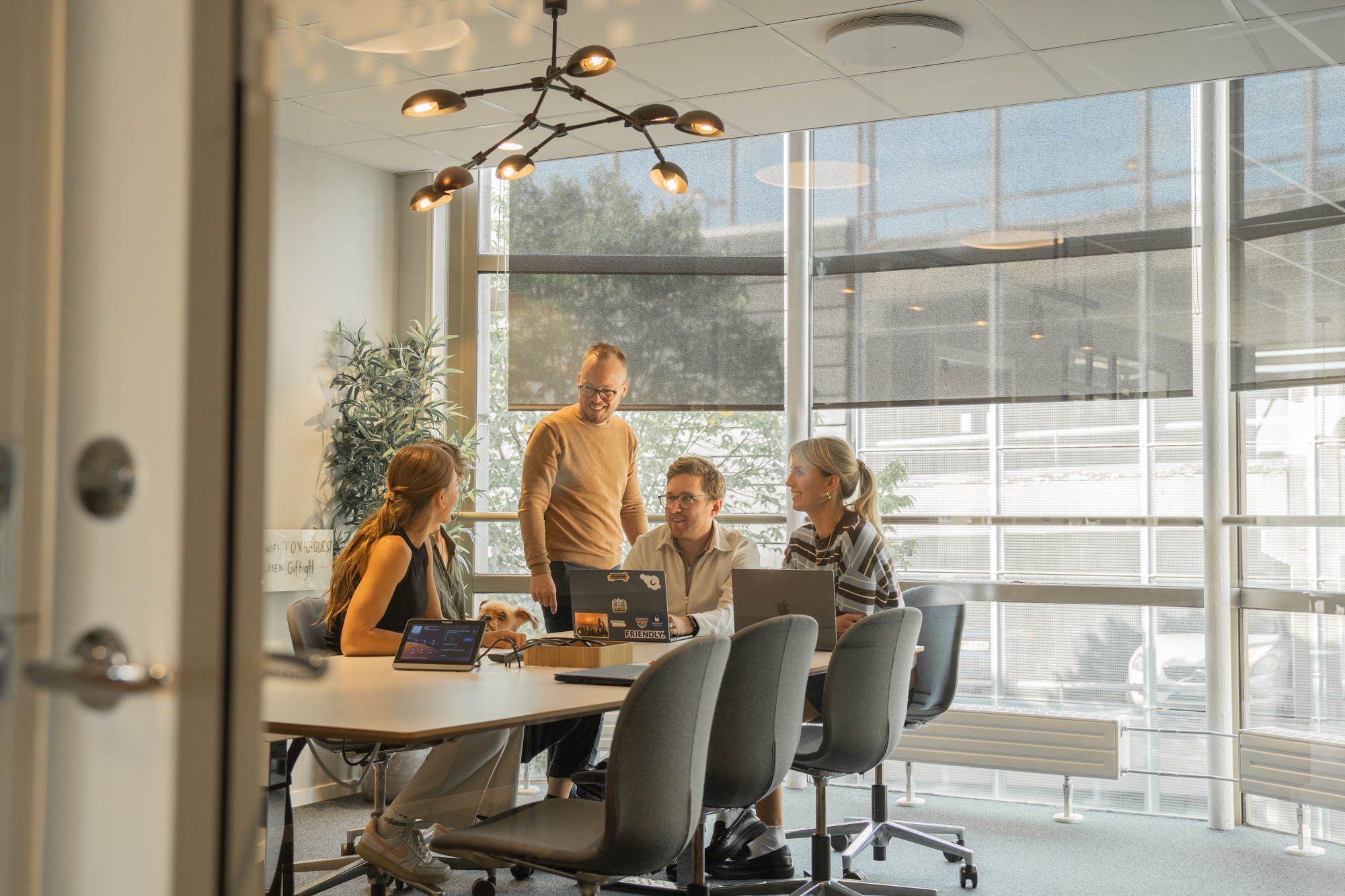 Toxic medarbetare i mötesrum på kontoret i Ängelholm