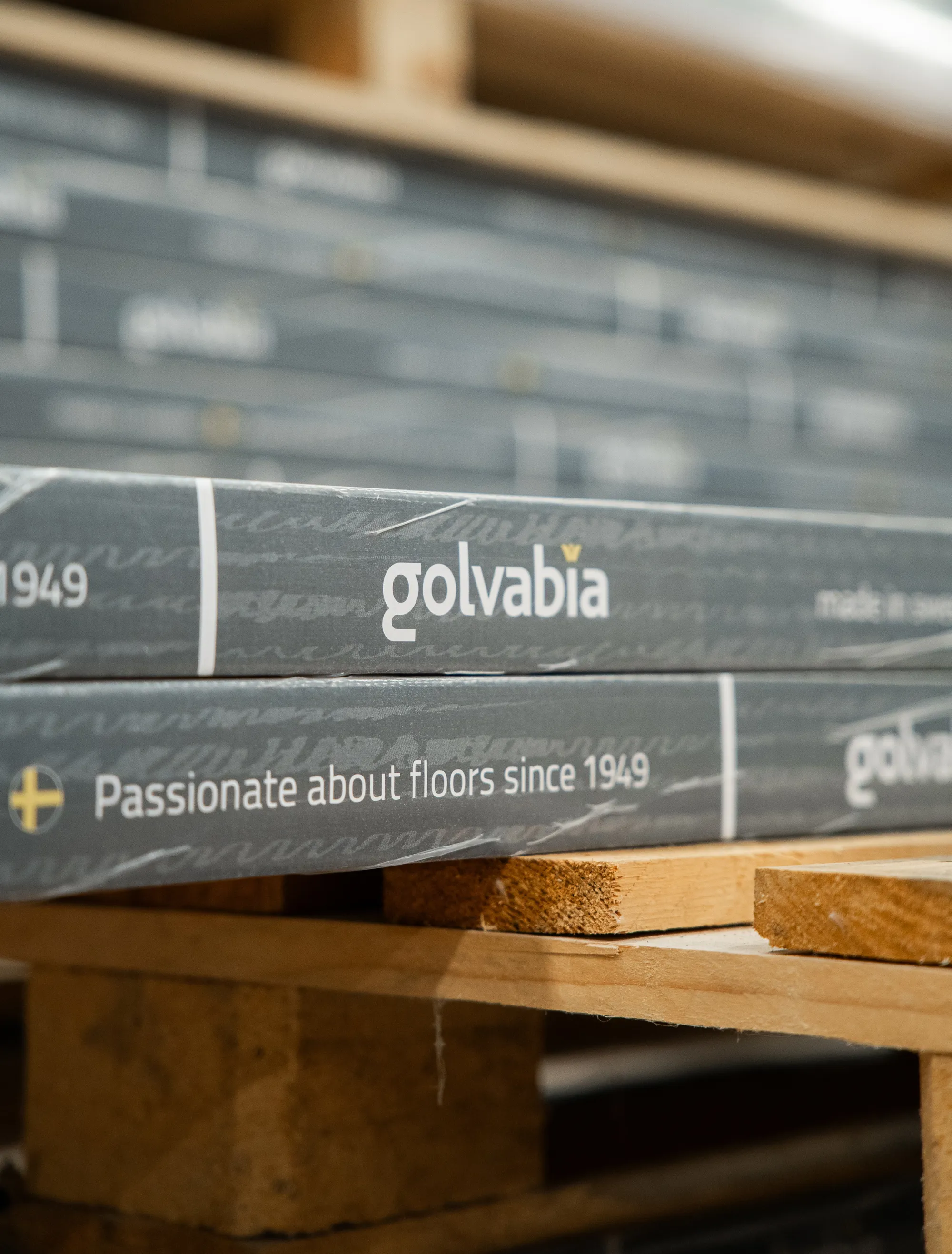 Närbild på Golvabia-förpackningar staplade på pall i produktionen.