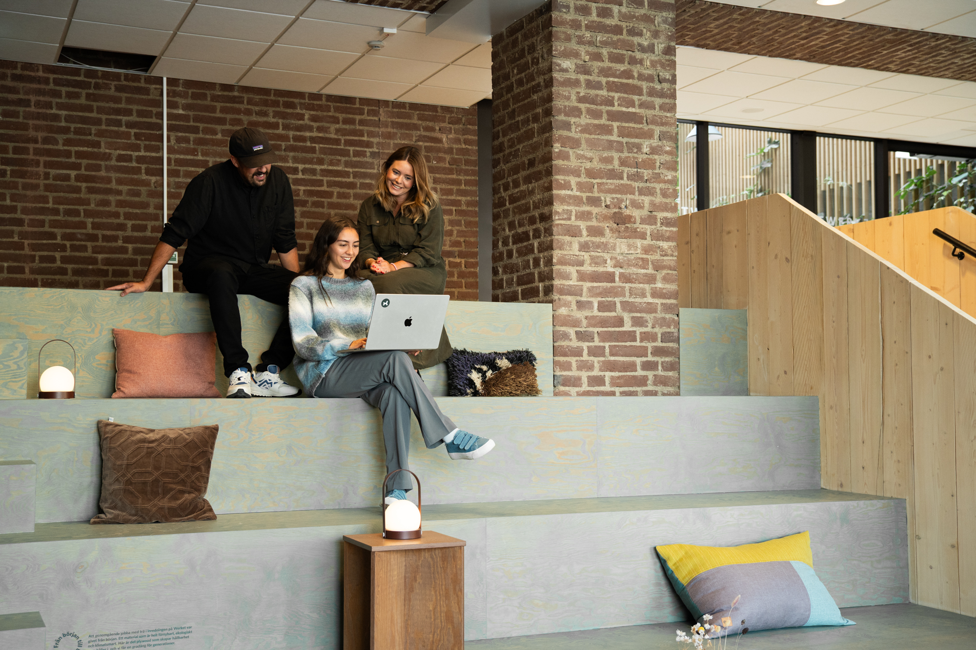 Kollegor som samarbetar i en öppen miljö för att skapa tillgängliga och användarvänliga digitala lösningar.