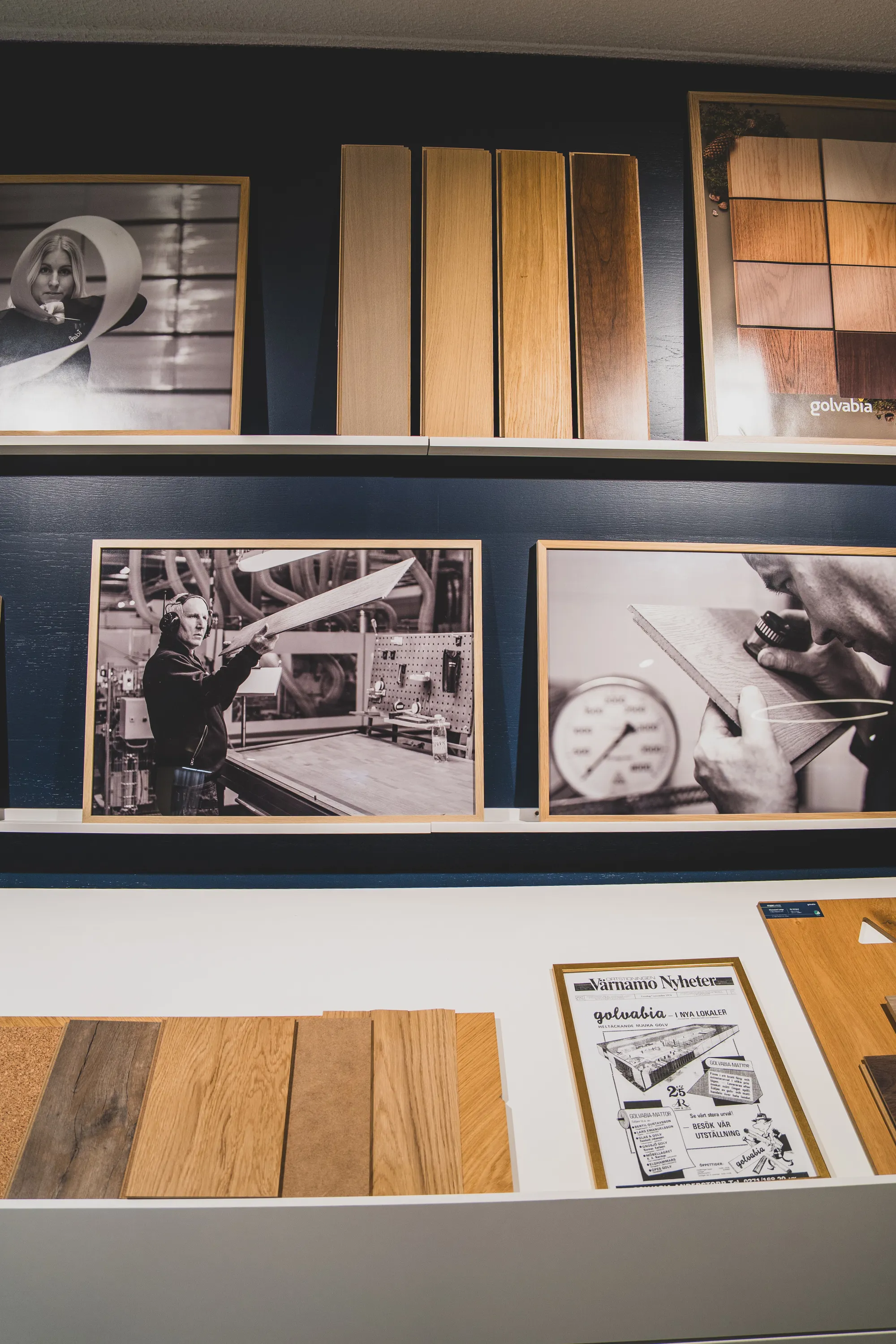 Vägg med fotografier och materialprover som visar delar av Golvabias historia.