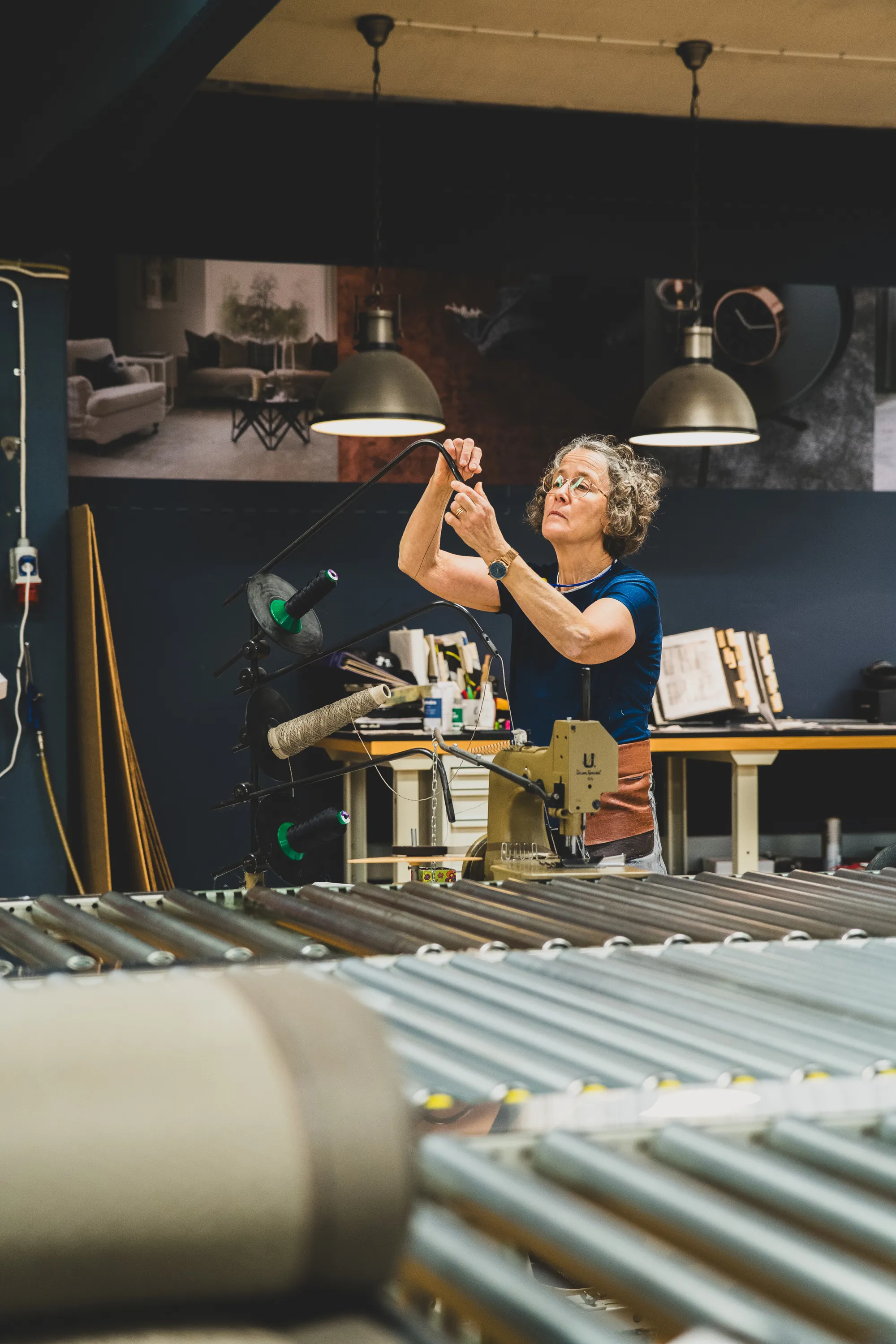 Medarbetare som jobbar inom Golvabias produktion.