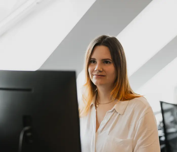 En expert som utvecklar e-handelslösning på Norce