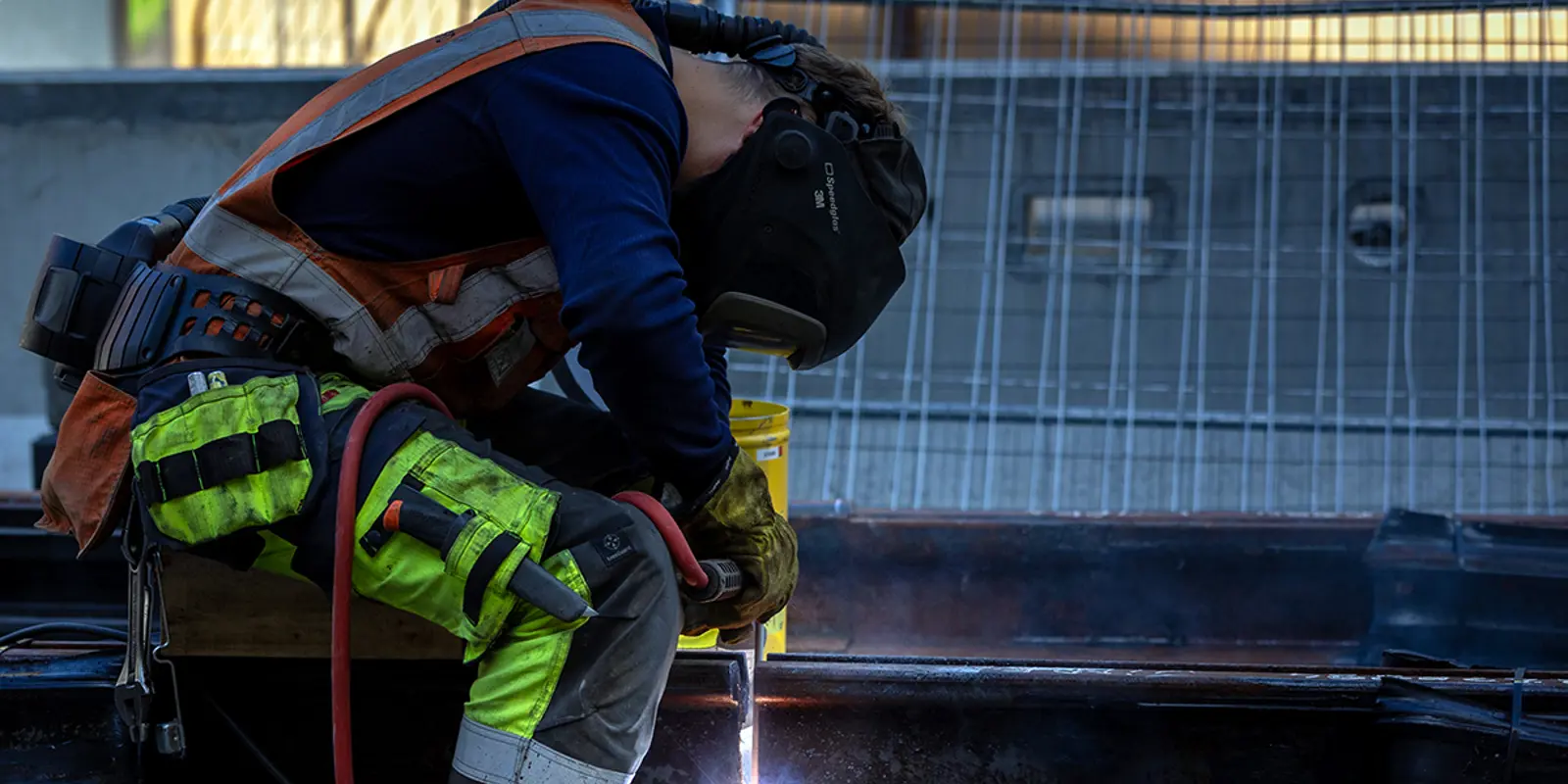 Två arbetare på Infranord som jobbar med underhåll, anläggning, elkraft och maskintjänster