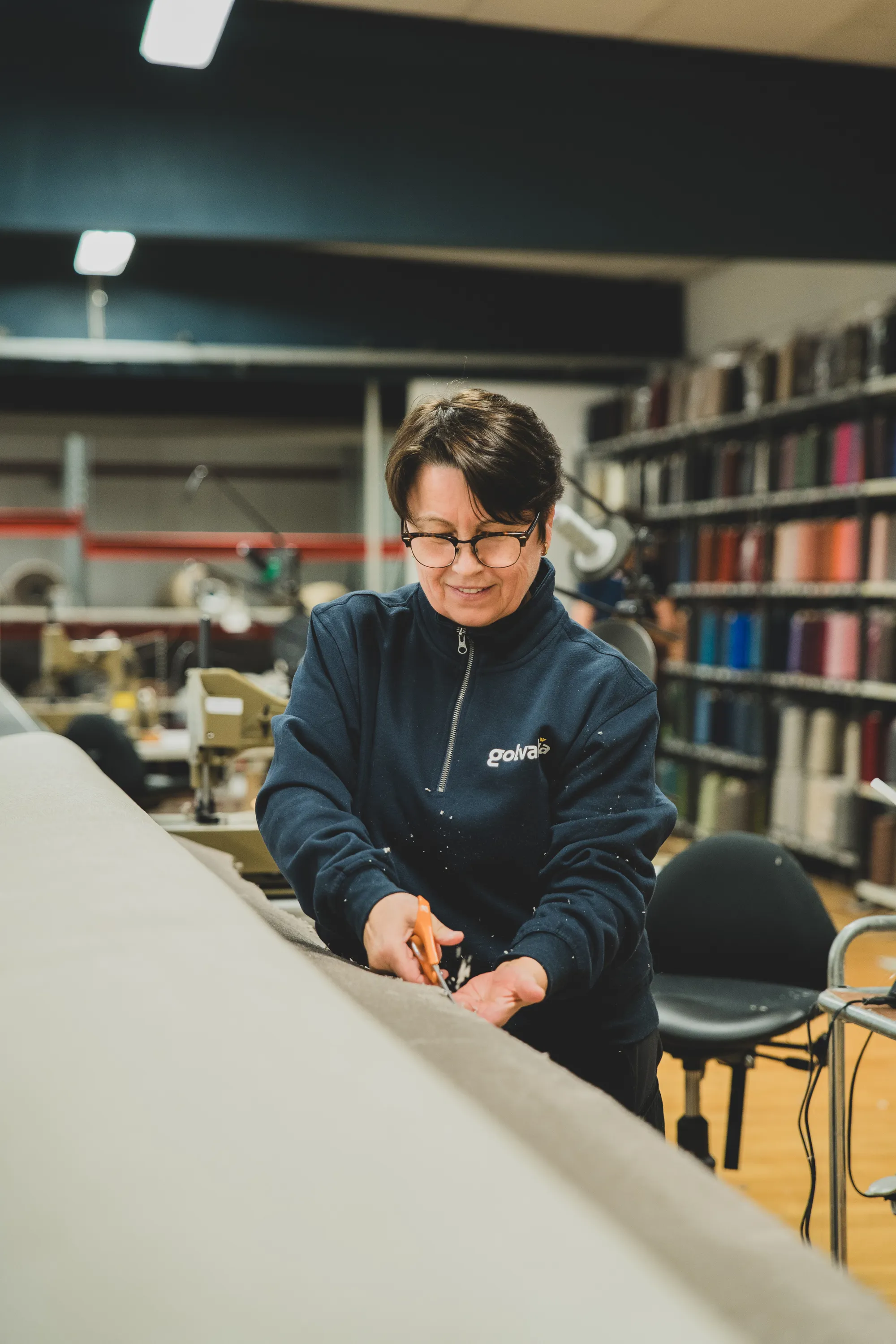 Medarbetare som utför precisionsarbete i Golvabias produktion.