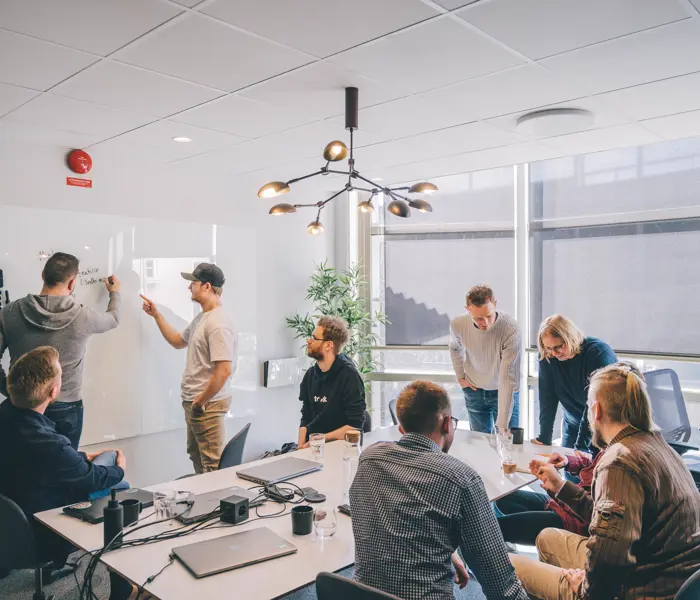 En bild på några medarbetare på Toxic som har en workshop med en kund som vill integrera Litium och Pyramid