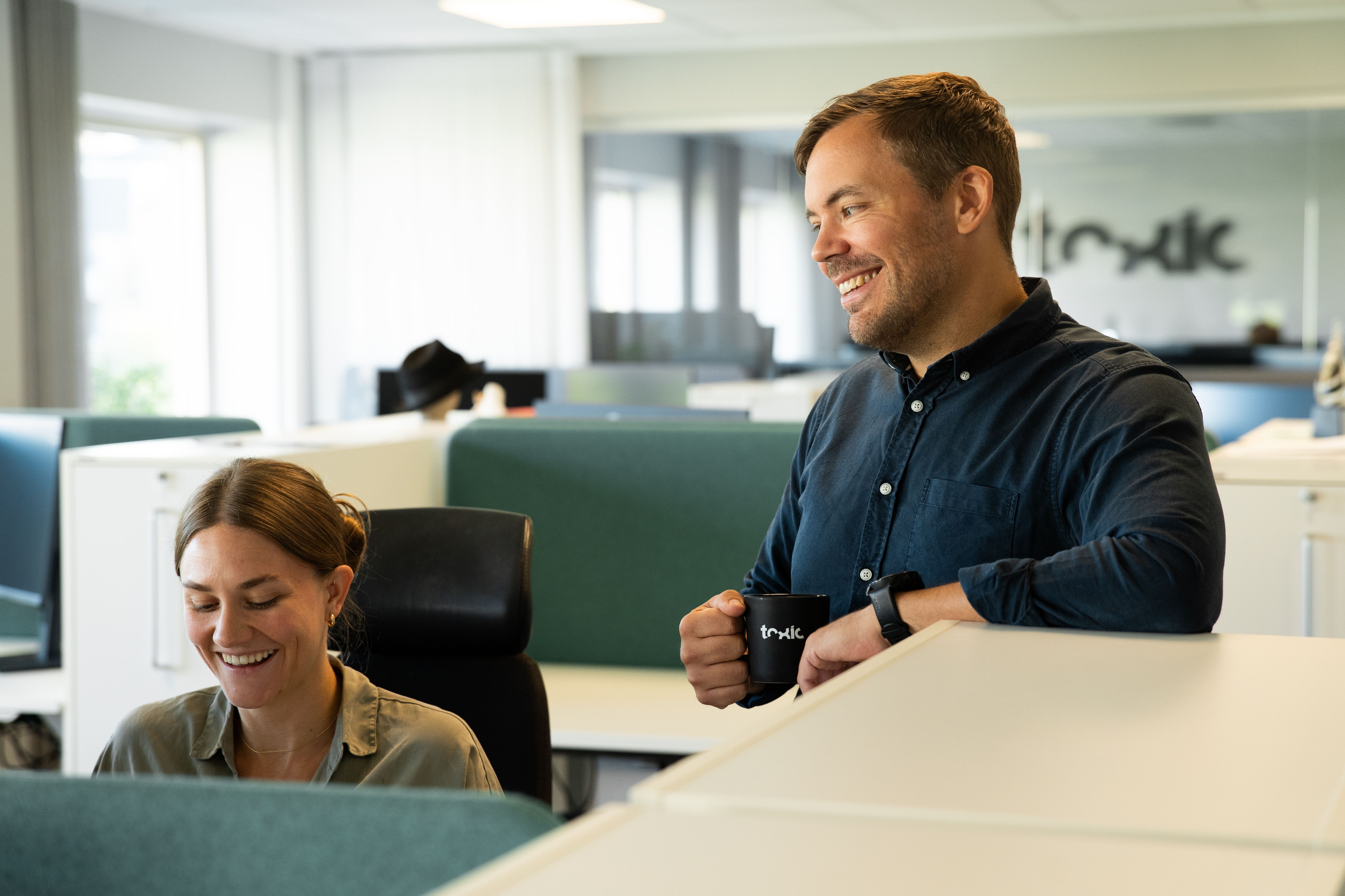 Toxic medarbetare som arbetar på kontoret i Göteborg