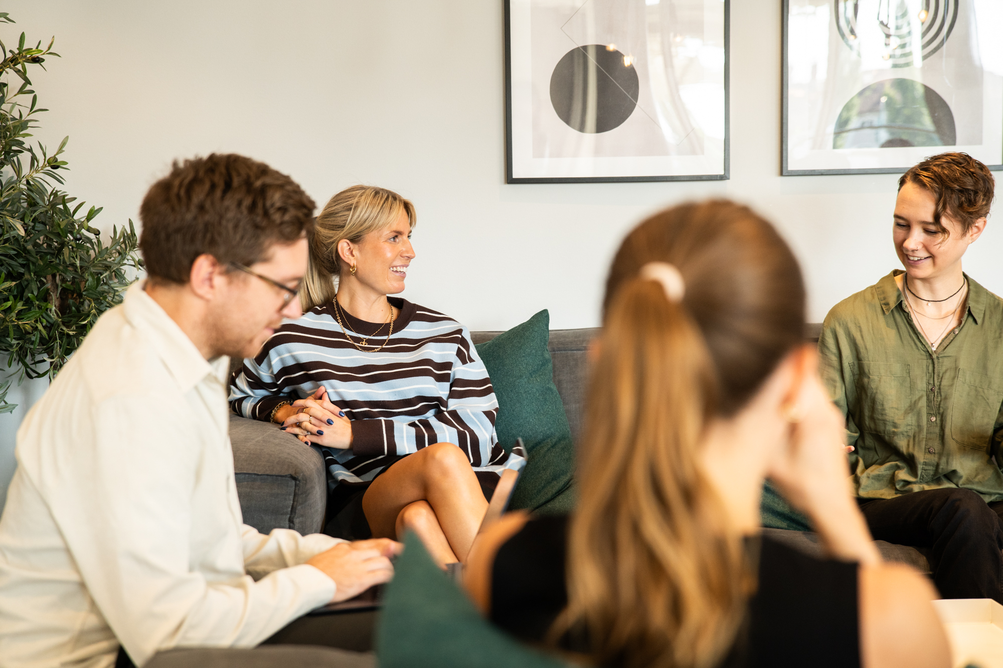 Toxic medarbetare i soffan på kontoret i Linköping