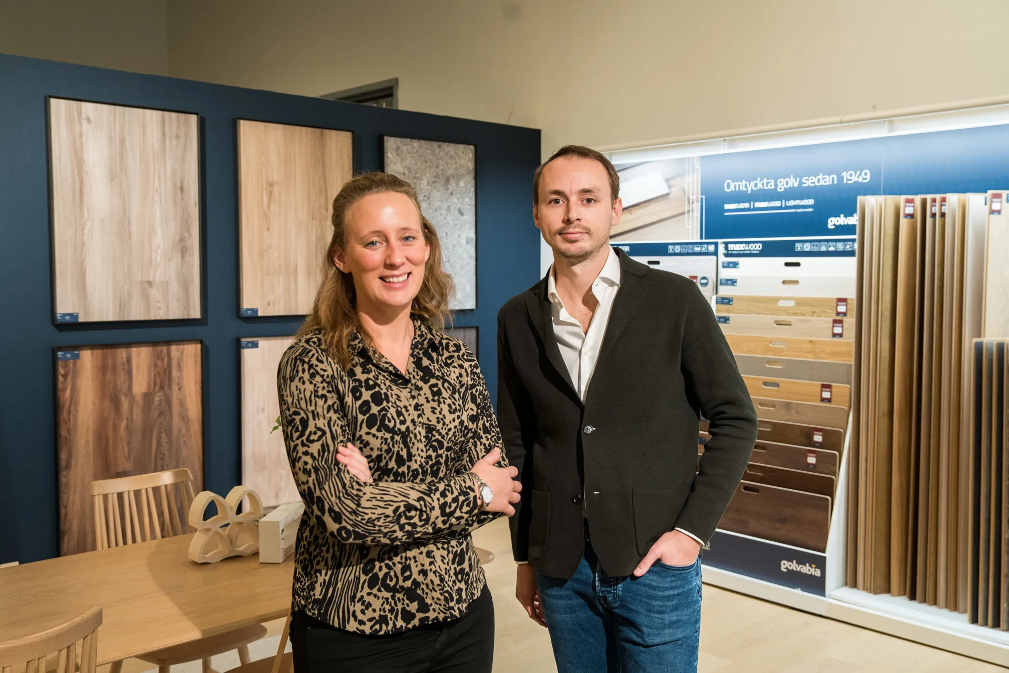 Display med Maxwear-prover i olika tränyanser från Golvabia.