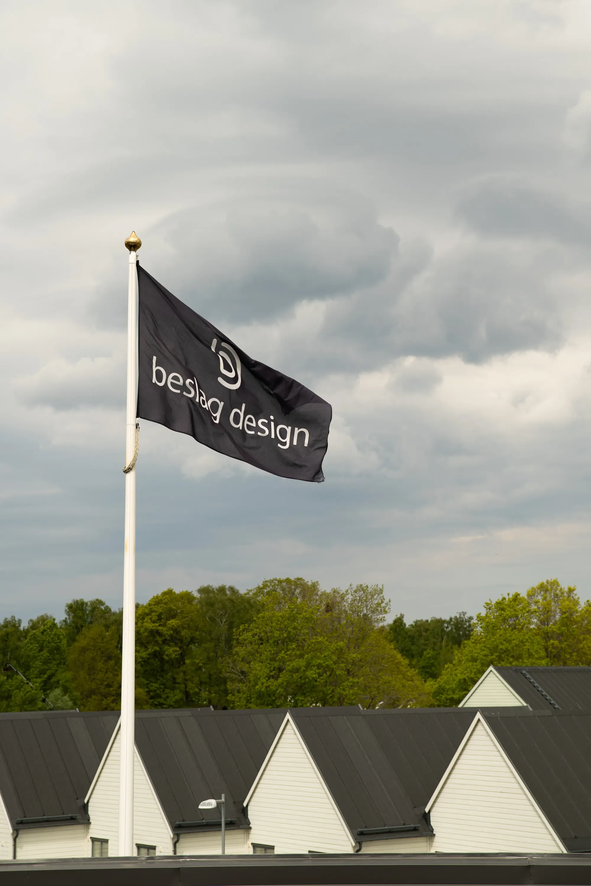 Beslag Designs flagga vajar utanför företagets kontor på Bjärehalvön.