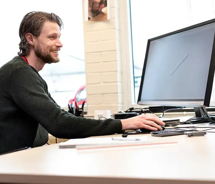 Medarebetare på Weland Solutions som använder Weland HUB