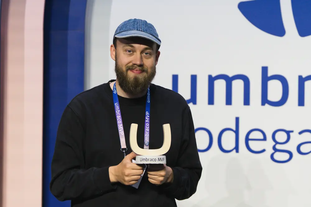 Daniel Andersson, lösningsarkitekt på Toxic, står och håller upp Umbraco MVP pris
