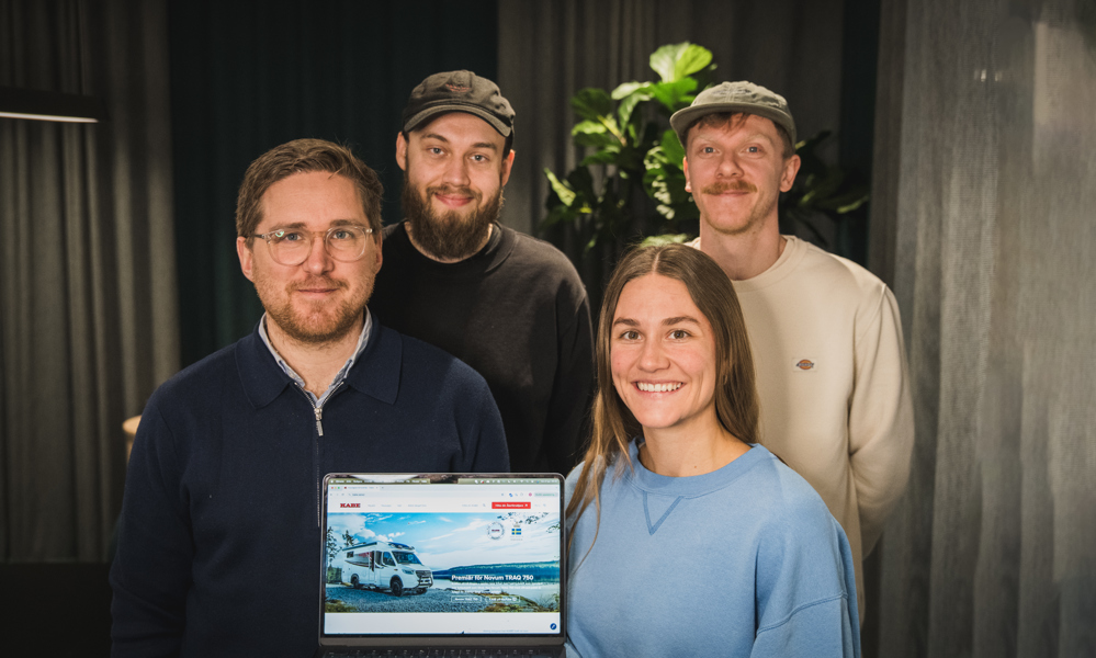 fyra kollegor på Toxic som visar upp KABE AB webb – nominerade i Umbraco Awards 2026