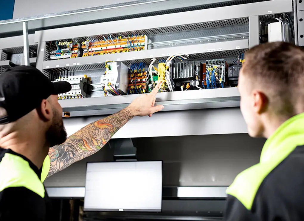 Medarbetare på Weland Solutions som utvecklar en lösning för hissautomater