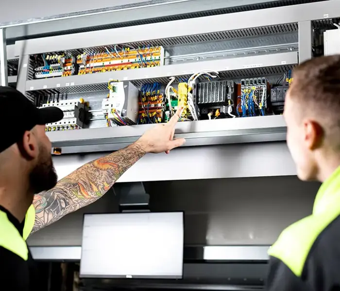 Medarbetare på Weland Solutions som utvecklar en lösning för hissautomater