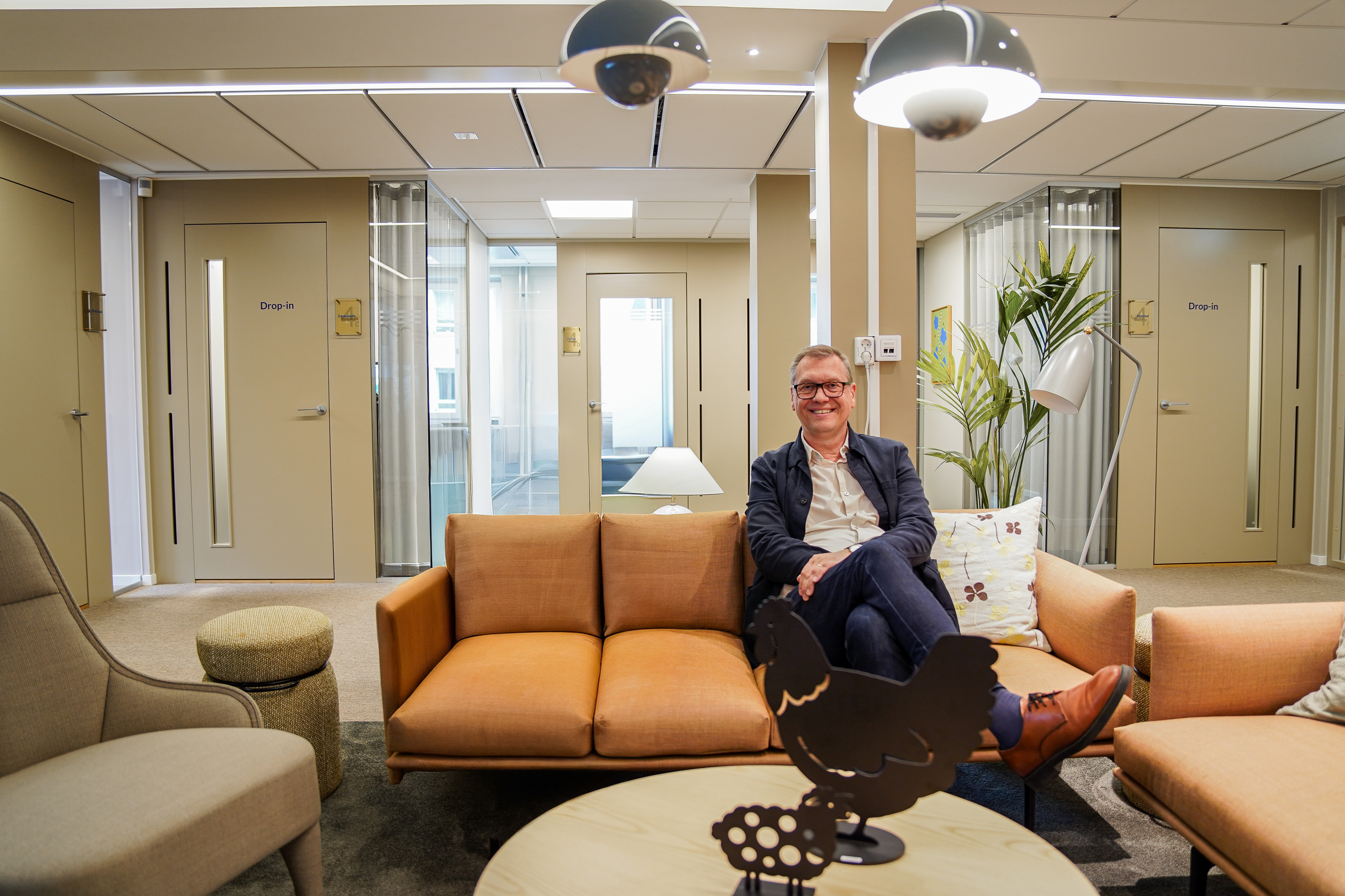 Johan Tufvesson i en soffa på Lantbrukarnas Riksförbunds kontor. 