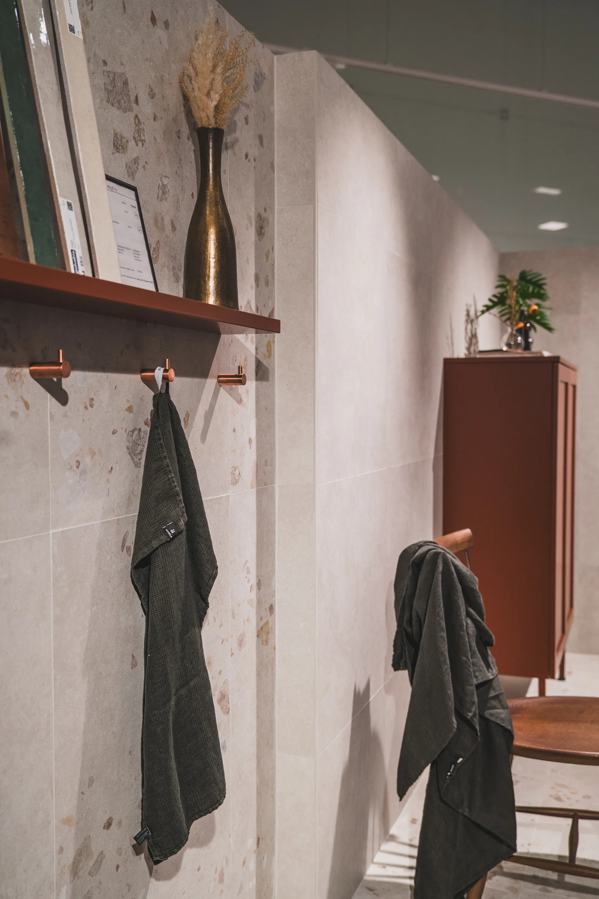 Interiörbild med kakel och inredningsdetaljer i Golvabias showroom.