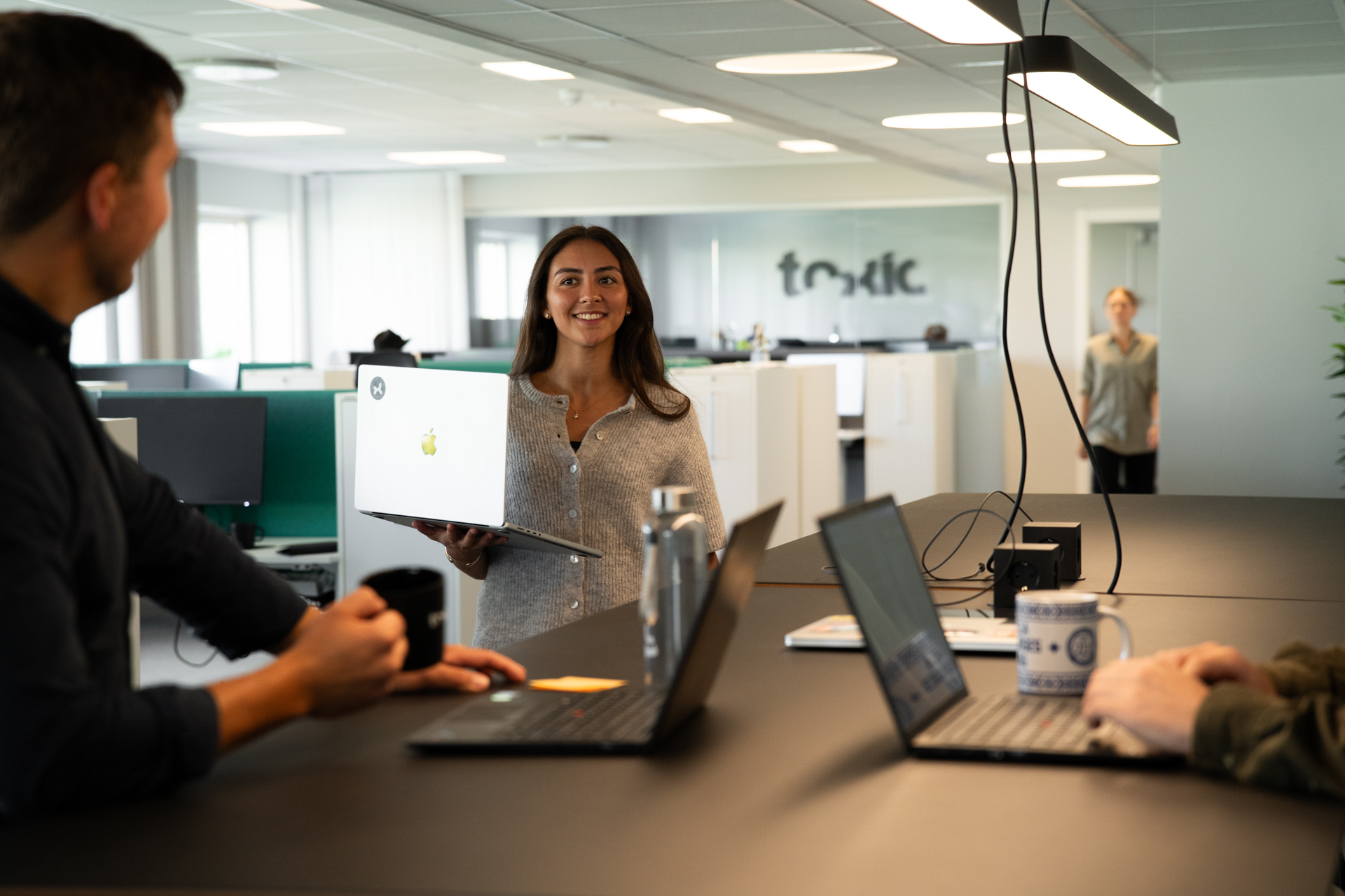 På Toxics kontor i Västerås