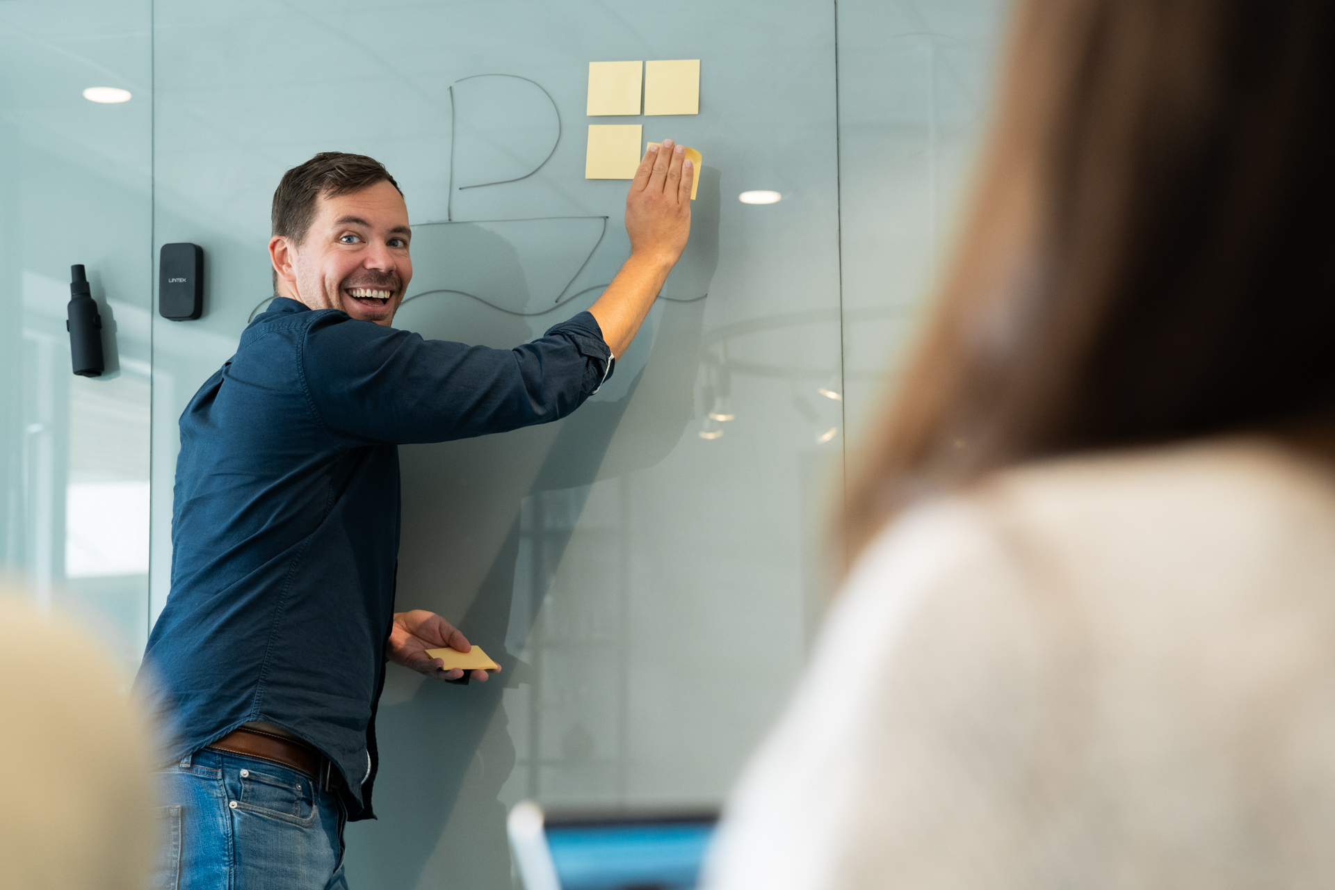 Toxic medarbetare i mötesrum på kontoret i Helsingborg