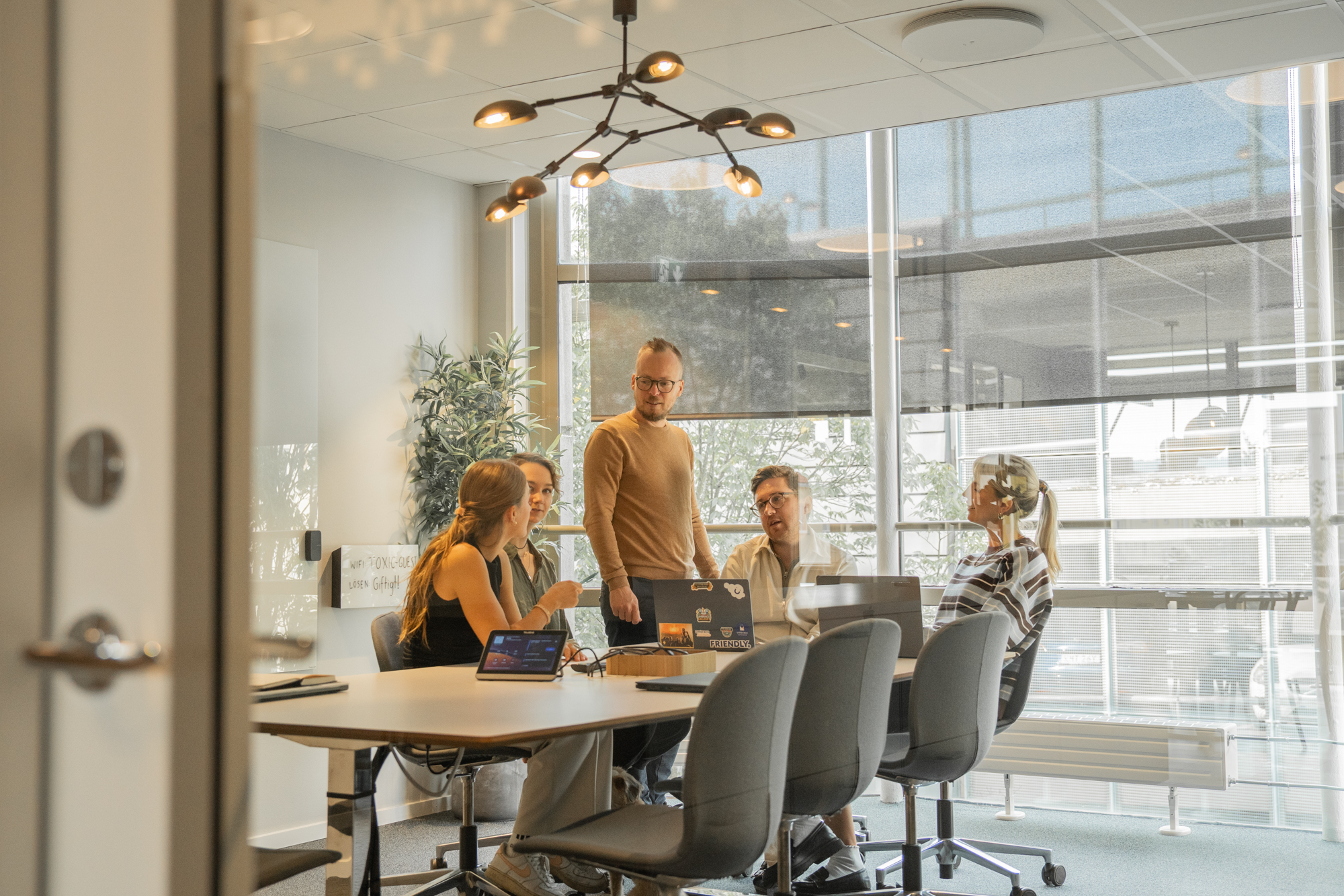 Toxic medarbetare i mötesrum på kontoret i Borås