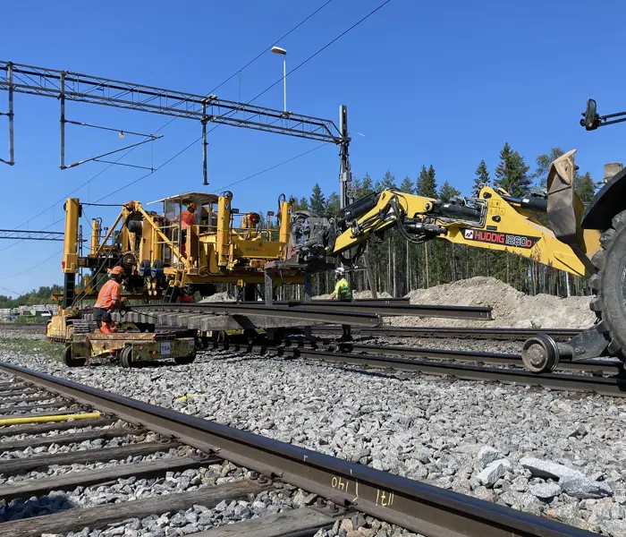 Två arbetare på Infranord som jobbar med underhåll, anläggning, elkraft och maskintjänster